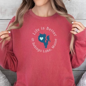 La vita è migliore a Sebago Lake Maine, Felpa tinta in capo unisex, regalo, campo, cabina, famiglia, Colori Comfort, camicia, rilassato, mappa, cuore,