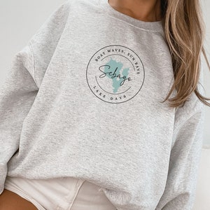 Big Sebago, See, Boat Waves, Sonnenstrahlen, Seetage, Unisex Gildan 18000, Crewneck, Sweatshirt, Maine, ME, Sommer, Karte, Geschenk, Familie, Lager,