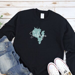 Azul, Sebago, Lago, Maine, ME, mapa, Sudadera unisex con cuello redondo, campamento, regalo, familia, mamá, papá, mejor, cabaña, paseos en bote, camping, vacaciones, viaje