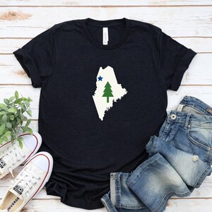 MAINE, estado, bandera de 1901, gráfico, pino, estrella azul, camiseta de manga corta unisex, ME, vacaciones, recuerdo, viaje, familia, grupo, mapa,
