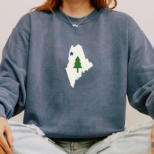 Maine, Estado, estilo bandera de 1901, mapa, Comfort Colors, Sudadera unisex teñida en prenda, pino, árbol, estrella azul, regalo, familia, Navidad, mamá, papá