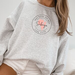 Big Sebago, See, Bootswellen, Sonnenstrahlen, Seetage, Unisex Gildan 18000, Crewneck, Sweatshirt, Maine, ME, rosa, Karte, Geschenk, Familie, Lager, Mama