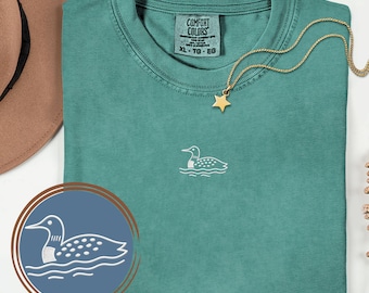 LOON Comfort Colors Broderad centrerad t-shirt Lomar Unisex, Broderi, sydd Maine New England lägerstuga semester mamma, gåva fågel mamma