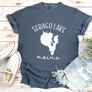 Sebago, See, Karte, Comfort Colors, Unisex, Stückgefärbt, T-Shirt, Shirt, Tee, Maine, ME, Geschenk, Lager, Urlaub, Wochenende, Familie, Gruppe, Braut