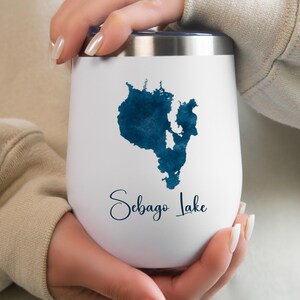 Sebago, lago, regalo, acuarela, estilo, mapa, frío, vino, vaso, taza, caliente, frío, mamá, papá, campamento, terraza, Maine, ME, boda, vacaciones,