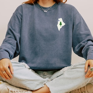 Maine, Estado, estilo bandera de 1901, mapa, Comfort Colors, Sudadera unisex teñida en prenda, pino, árbol, estrella azul, regalo, familia, Navidad, mamá, papá