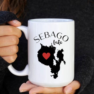 Sebago Lake, Maine, carte, cœur, Tasse en céramique 15oz, tasse, cadeau, vacances, anniversaire, camp, chalet, Lakehouse, cabine, amour, famille, décor, café