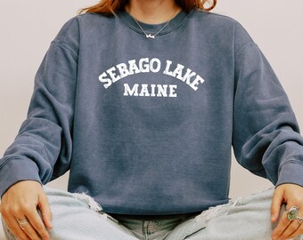 Sebago Lake, Maine, estilo retro, rústico, fuente/texto vintage, sudadera unisex teñida en prenda, regalo, campamento, cabaña, familia, Comfort Colors, ME