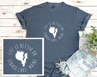 Comfort Colors, La vida es mejor en SEBAGO, Lago, camiseta, Camiseta unisex teñida en ropa, campamento, cabaña, Maine, ME, regalo, familia, hombres, mujeres, lindo