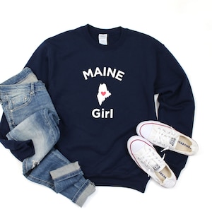 Maine, Chica, corazón rosa, Sudadera unisex Heavy Blend™ Crewneck, camisa, estado, amor, YO, regalo, mamá, hija, Mainer, familia, damas, suya