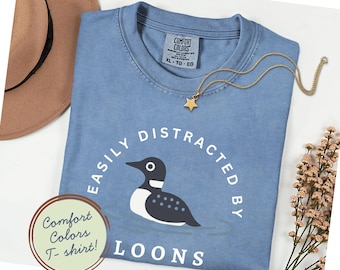 Komfortfärger Lättdistraherade lommar Unisex T-shirt gåva fåglar sjö läger mamma semester damm Maine sommar fågelskådare älskare pappa fågel nörd kajak