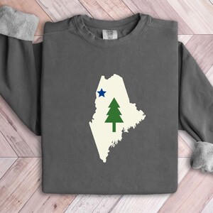 Maine, État, style drapeau 1901, carte, couleurs confortables, sweat-shirt unisexe teint en pièce, pin, arbre, étoile bleue, cadeau, famille, Noël, maman, papa