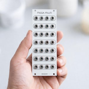 Peut inclure: Un panneau de synthétiseur modulaire rectangulaire blanc avec l'inscription MEGA MULTI en haut et BIGZUN en bas. Le panneau comporte sept rangées horizontales, chacune contenant quatre prises d'entrée métalliques circulaires, soit vingt-huit points.