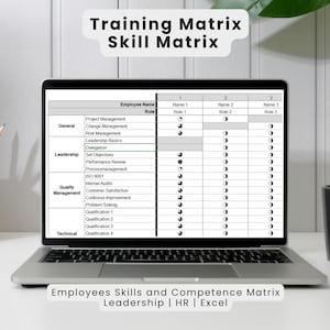 Op de afbeelding: Het scherm van een laptop toont een trainingsmatrix met een tabel die verschillende vaardigheden en kwalificaties opsomt, waaronder projectmanagement, leiderschap, kwaliteitsmanagement en technische vaardigheden. De tabel is onderverdeeld in kolommen voor werknemersnaam, rol en drie verschillende werknemers. Elke vaardigheid is gemarkeerd met een zwarte cirkel om bekwaamheid aan te geven.