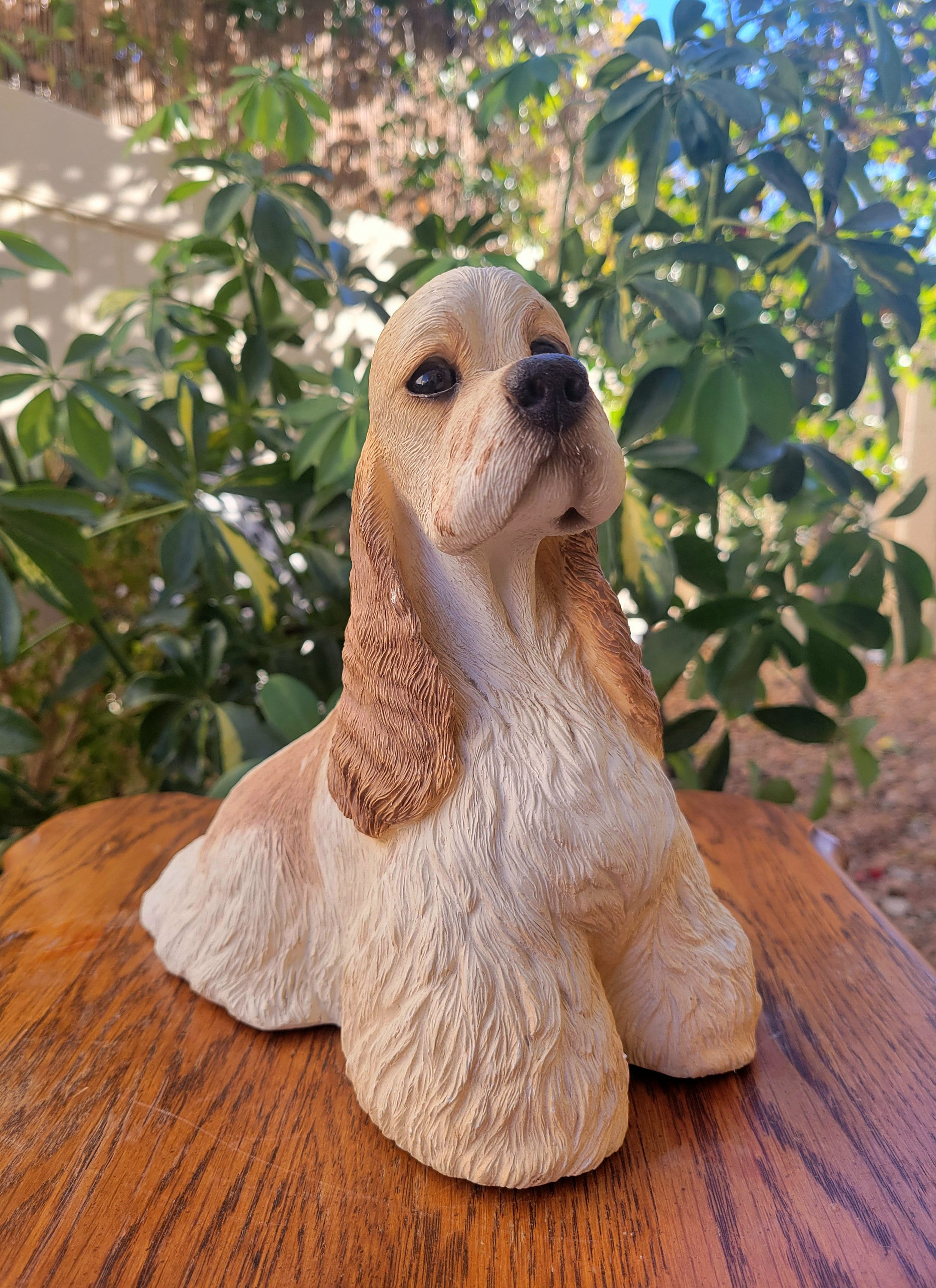 Sandicast Ornamento Cocker Spaniel Buff Seduto Con Cappello Di Babbo Natale - Decorazione Natalizia Dipinta A Mano