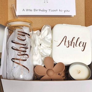 Coffret cadeau d'anniversaire pour vous dorloter, joyeux anniversaire, boîte-cadeau pour meilleur ami, meilleure amie, panier-cadeau de l'amitié pour les fêtes, fleur de naissance, tasse en verre personnalisée, prénom