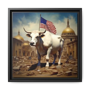 Puede incluir: Una obra de arte enmarcada representa un toro blanco de pie en medio de escombros, con una bandera estadounidense ondeando al fondo. El toro tiene grandes cuernos y es el foco de la imagen. Se ven edificios con cúpulas doradas.