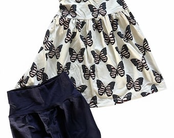 Vestido acampanado de bambú con estampado de mariposas americanas y pantalones cortos de ciclista.