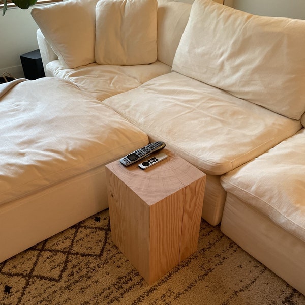 Table d'appoint en moignon de bois, socle cubique minimaliste moderne