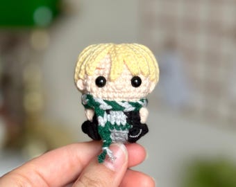 Patrón de crochet para el amigurumi de niño mago malvado (PDF) (Inglés)