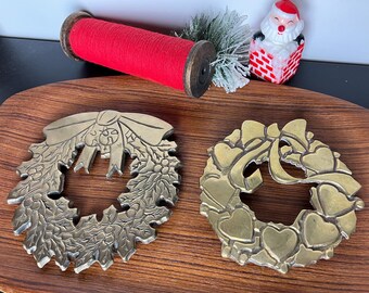 Trivet de Natal de latão vintage, Trivet de latão, Natal vintage, Nostalgia de Natal, Colecionável, Guirlanda de latão, Trivet de guirlanda, Latão de férias