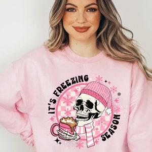 Navidad Esqueleto Café Temporada de Congelación Sudadera Rosa Claro Esqueleto Sudadera de Navidad Tengo Frío Sudadera Literalmente Congelada