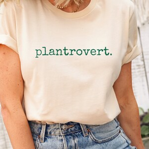 Natural colored plantrovert plant lover tee
