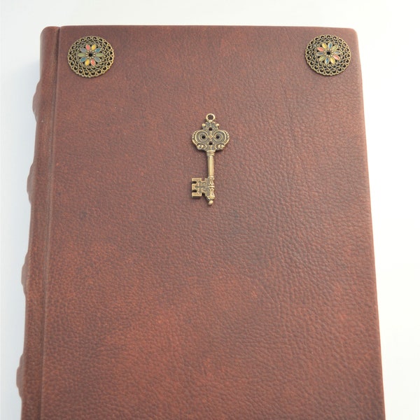 Handgemaakte Italiaanse lederen dagboek, Steampunk-geïnspireerde dagboek, schetsboek, notebook, boek, Steampunk sleutelornament