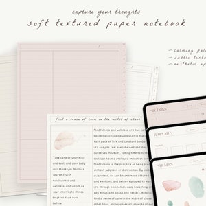 Może przedstawiać: Miękki, teksturowany notes z kojącą paletą kolorów, subtelną fakturą i estetycznym wyglądem. Notes ma linie na stronach i zawiera sekcje "Sekcje", "Szablony" i "Naklejki". Tekst "Znajdź spokój w chaosie" jest nadrukowany na okładce.