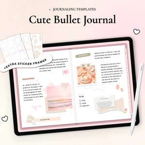 Peut inclure: Une tablette numérique avec une interface rose et blanche affichant une page de journal à puces avec une illustration dessinée à la main d'une tasse de café et de pâtisseries. La page comprend également une liste de choses à faire, une citation et un cadre d'autocollant. La tablette est sur un fond rose avec un stylet blanc.