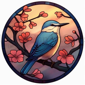Peut inclure: Un oiseau bleu et brun à longue queue perché sur une branche avec des fleurs roses. L'oiseau est perché sur une branche avec des fleurs roses. L'arrière-plan est un coucher de soleil.