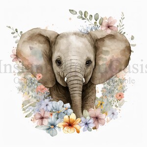 Pu&ograve; includere: Un dipinto ad acquerello di un elefante bambino con grandi orecchie, circondato da una ghirlanda di fiori colorati. L'elefante ha un corpo marrone chiaro e una proboscide grigia. I fiori sono in tonalit&agrave; di rosa, blu, giallo e arancio.