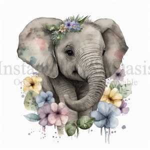 Pu&ograve; includere: Un dipinto ad acquerello di un cucciolo di elefante che indossa una corona di fiori. L'elefante &egrave; circondato da fiori colorati, tra cui gialli, blu, rosa e viola.