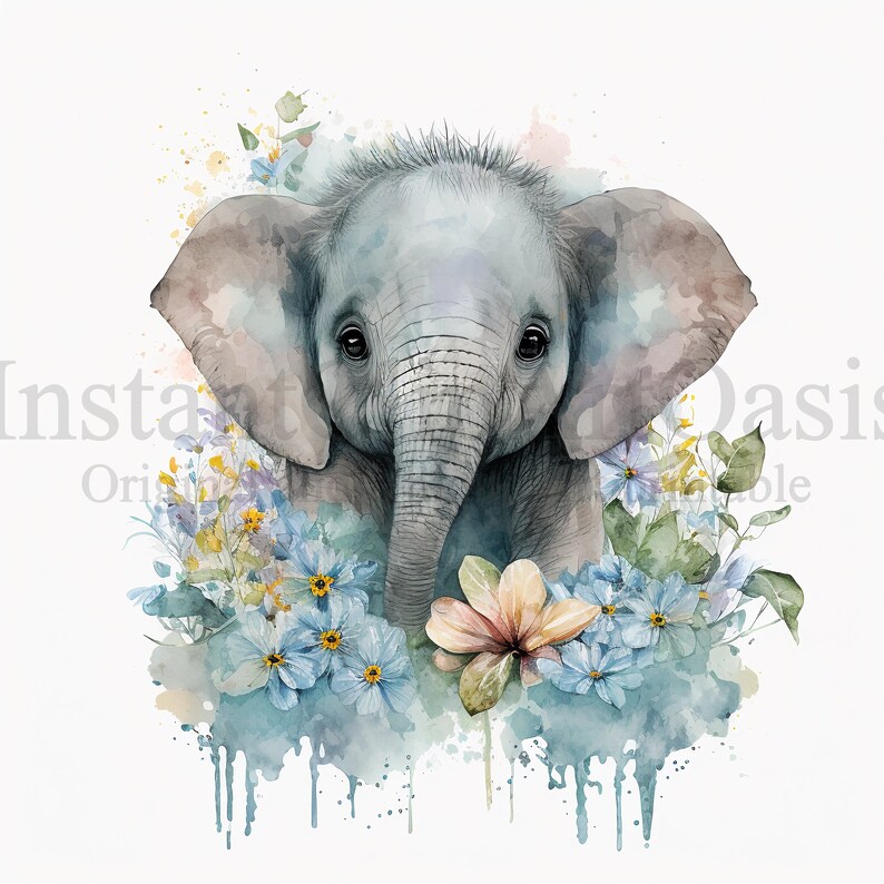 Pu&ograve; includere: Un dipinto ad acquerello di un elefante bambino con fiori blu e gialli. L'elefante ha una proboscide grigia e grandi orecchie.