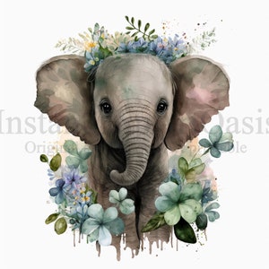Pu&ograve; includere: Un dipinto ad acquerello di un cucciolo di elefante con una corona di fiori blu e verdi. L'elefante ha un corpo grigio chiaro e grandi orecchie. Lo sfondo &egrave; un acquerello bianco.