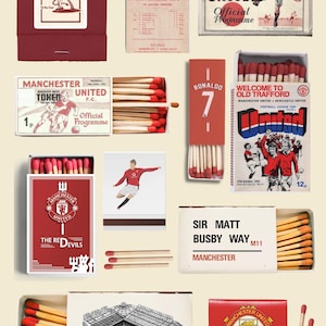 Op de afbeelding: Een verzameling vintage Manchester United lucifersdoosjes. De dozen tonen teamlogo's, spelersillustraties en teksten zoals "Official Programme". De lucifers hebben rode koppen.