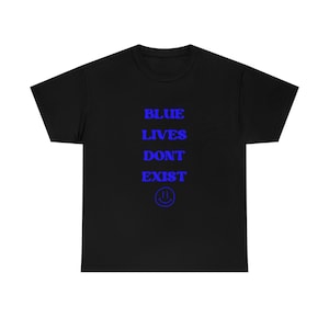 Puede incluir: Camiseta negra con el texto "BLUE LIVES DONT EXIST" en letras azules y una cara sonriente azul.