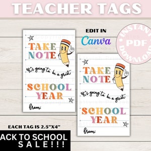 Può includere: Due etichette regalo per insegnanti stampabili con una matita di cartone animato con il testo "Take Note It's going to be a great school year from:" Ogni etichetta misura 2,5 pollici per 4 pollici.
