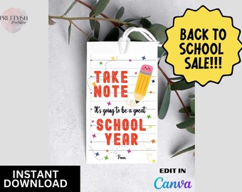Op de afbeelding: Een printbare cadeautag met een potlood en de tekst "Take Note It's going to be a great School Year" in rood en geel. De tag is op een witte achtergrond met een gestreept patroon en kleurrijke sterren. De tekst "Back to School Sale!!!" staat in een gele stervorm.