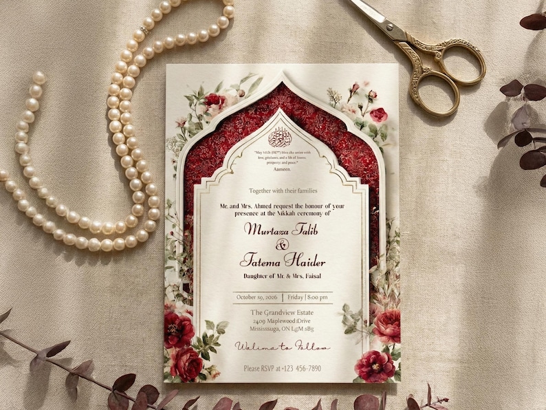 Puede incluir: Una tarjeta de invitaci&oacute;n de boda con un dise&ntilde;o floral rojo y blanco, con los nombres de Murtaza Talib y Fatema Haider. La tarjeta incluye detalles para una ceremonia Nikkah, con un collar de perlas y tijeras doradas en el fondo.