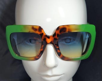 Übergroße grüne Sonnenbrille