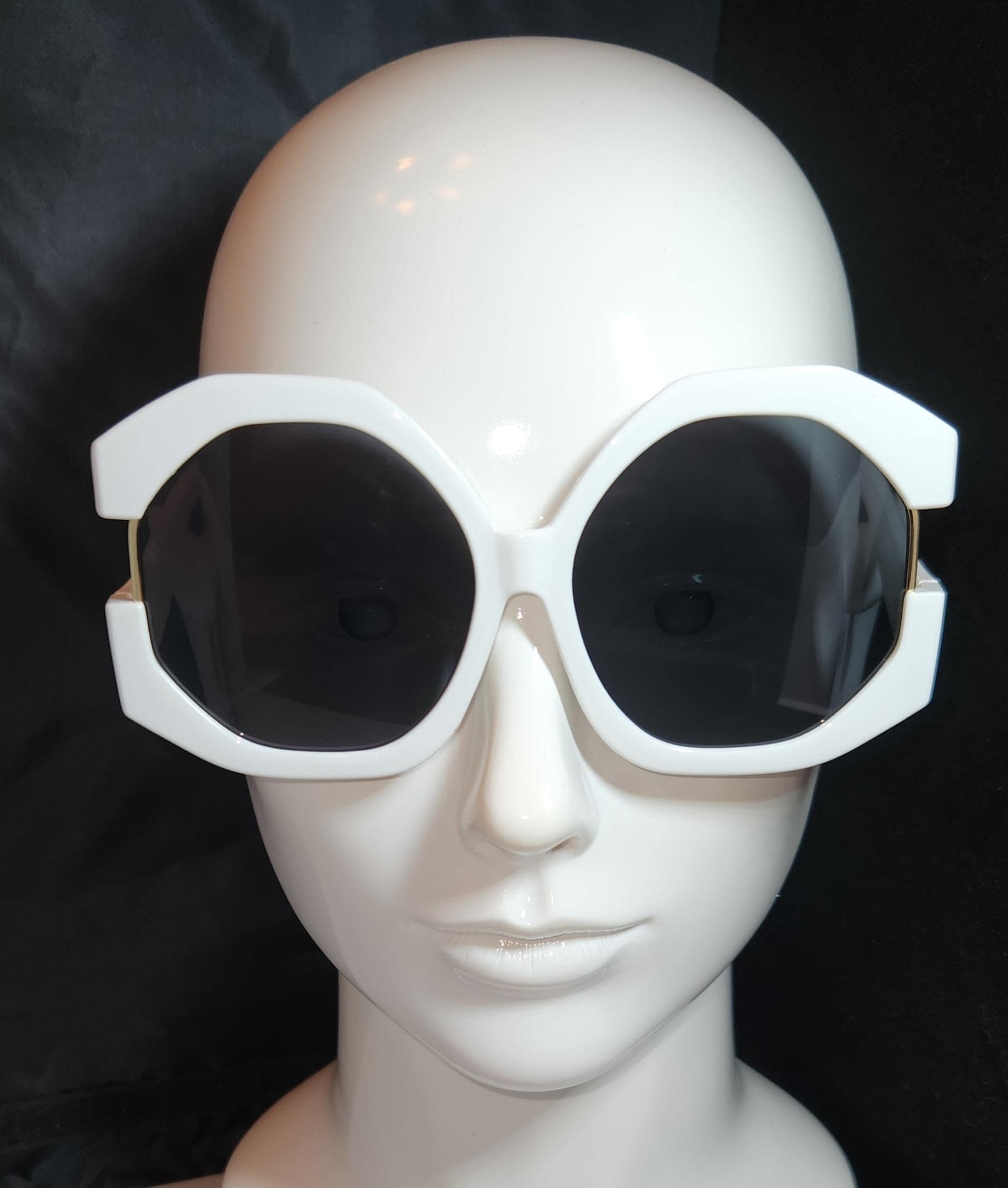 Chic White Square Sunglasses
0368 Vintage Gucci Sunglasses Oversized Square White w/ Gold  main image 2