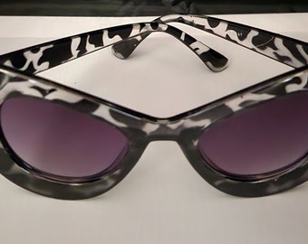 BCBG‎ MAXAZRIA Regal Black Womens Cat Eye Gradient Sunglasses 52-18-135 H16608 BCBG MAXAZRIA Regal Black Womens Cat Eye Gradient Sunglasses  main image 2