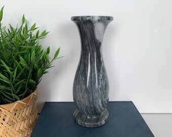 グレーホワイトのラインが入った大理石の花瓶：トルコ産石材を使用した