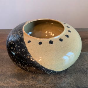 Studio Pottery Vas Signerad DM 3/99 Rund Grön Grå OOAK Handgjord Handmålad