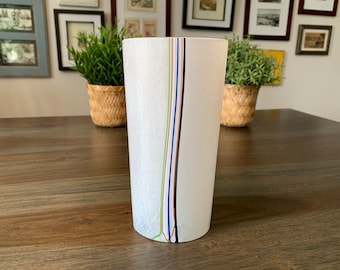 Kosta Boda Bertil Vallien ondertekende glazen vaas mat regenboog gemaakt in Zweden Vintage MCM midden van de eeuw modern Zweeds glas