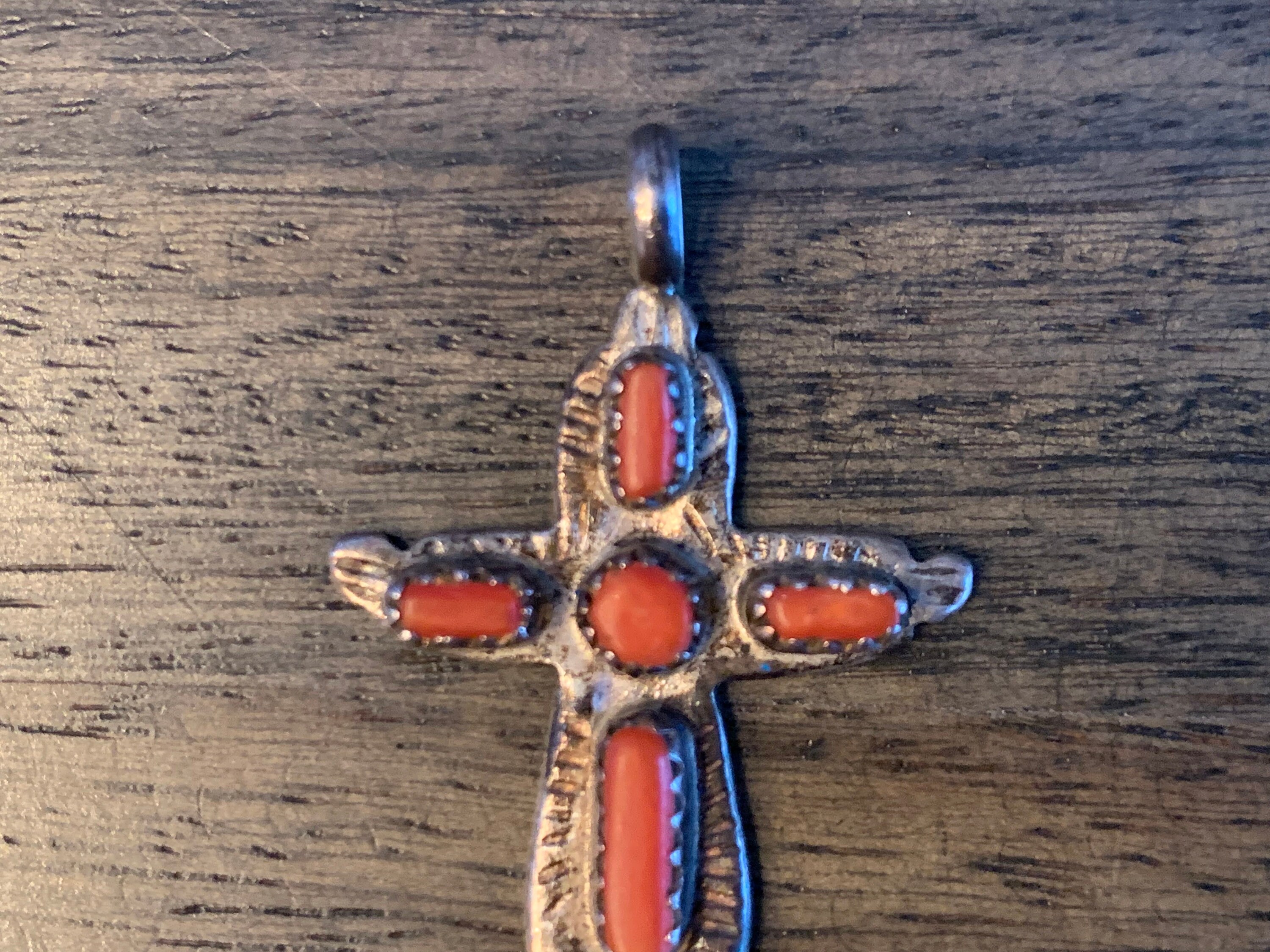 インディアン ズニ Wilbur Iule クロス型ペンダントトップ コーラル