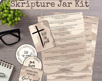 Könnte beinhalten: Ein Satz druckbarer Karten für ein Bibelvers-Glas mit einem beige-braunen Tarnmuster. Die Karten zeigen ermutigende Zitate und Bibelverse. Der Text beinhaltet "Keep the Faith", "God is good" und "Good things happen".