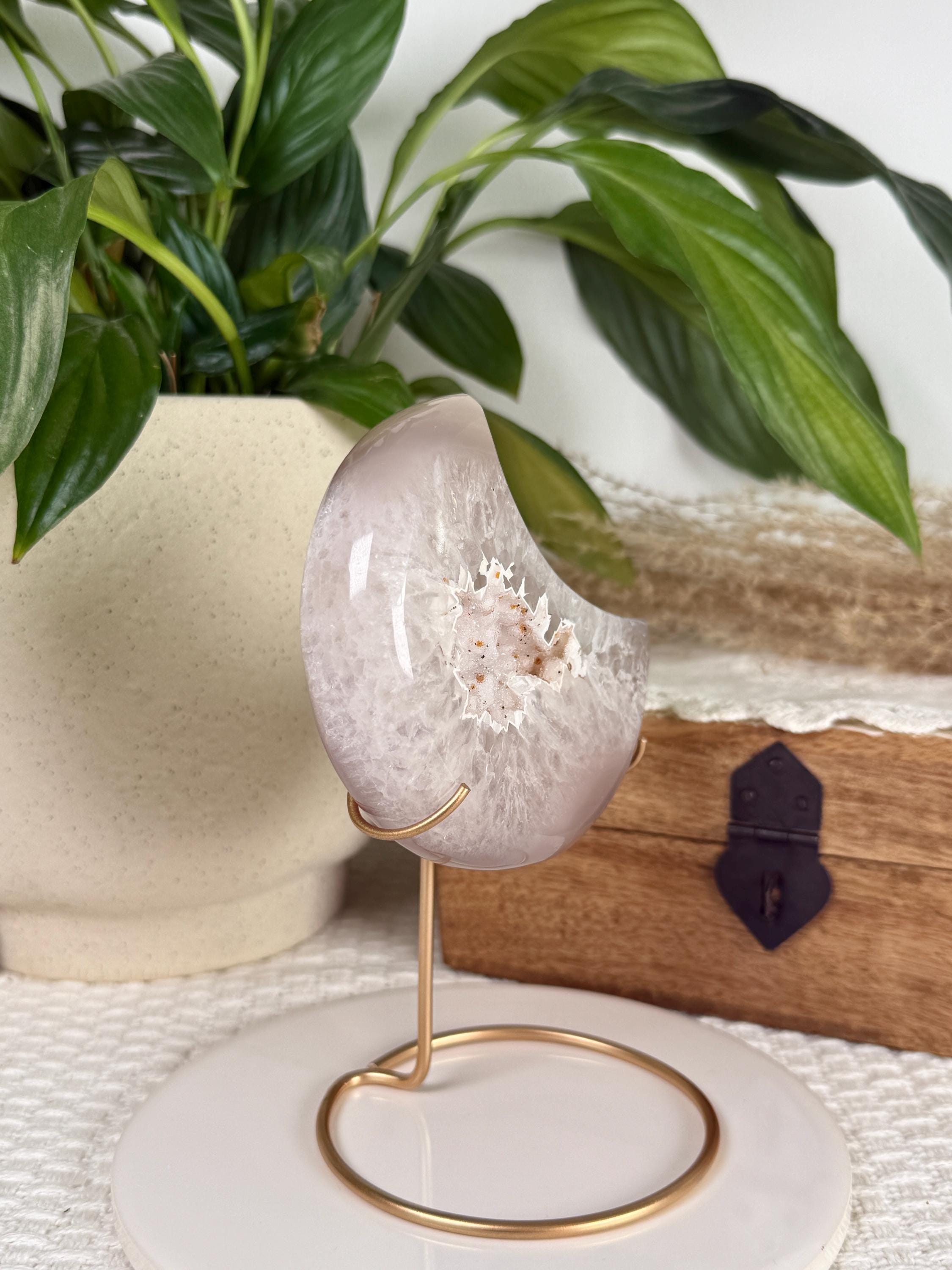 スタンド付きドゥルージーアゲートムーン、ブラジル産天然手彫り