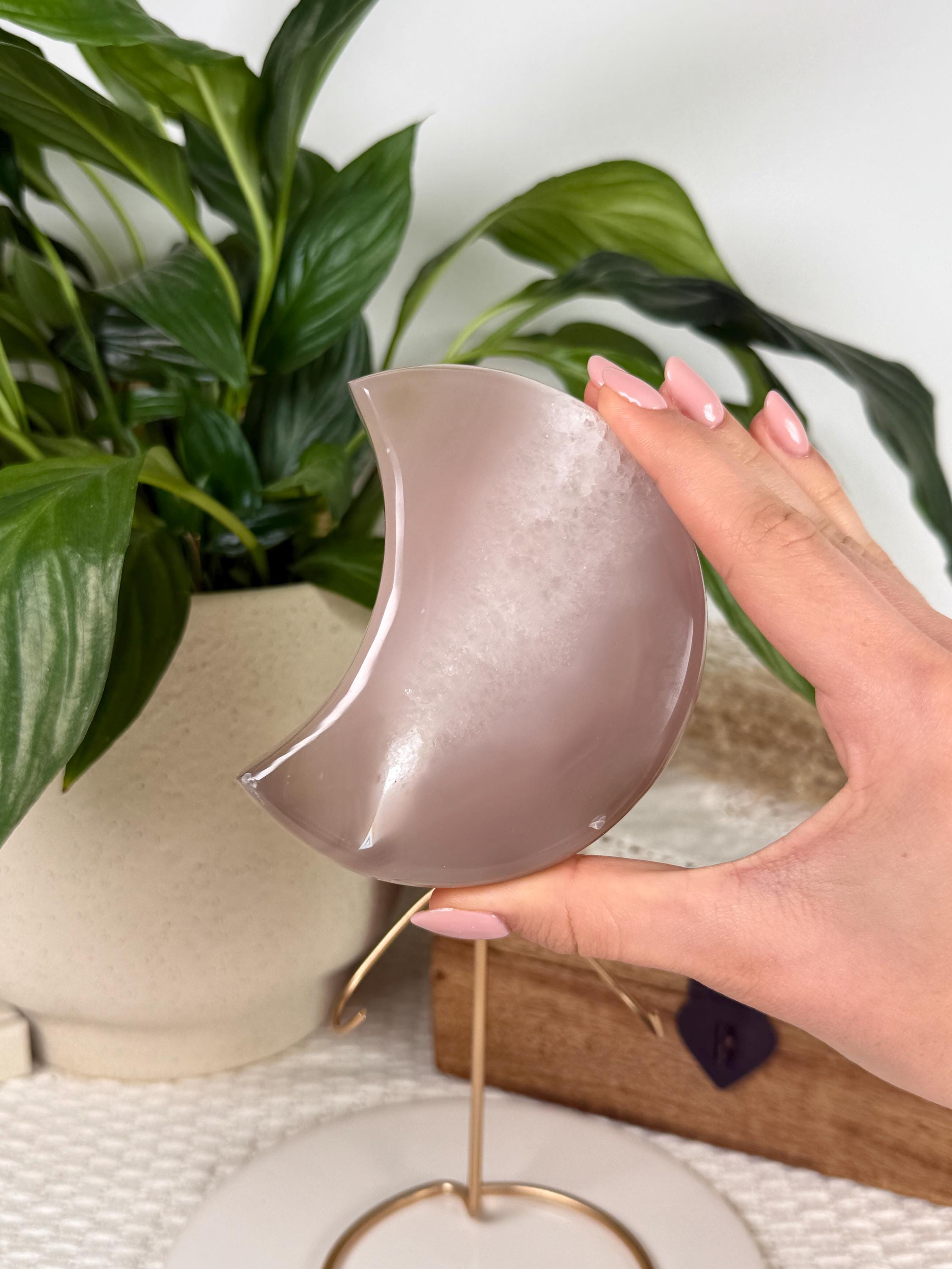 スタンド付きドゥルージーアゲートムーン、ブラジル産天然手彫り